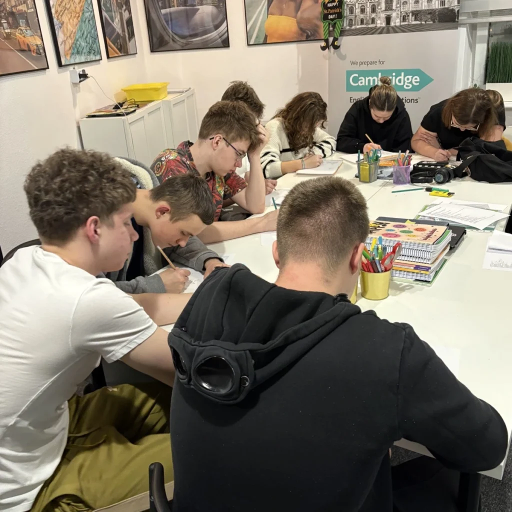 Uczniwoei Tobi Teens przy pracy z zadaniami AI